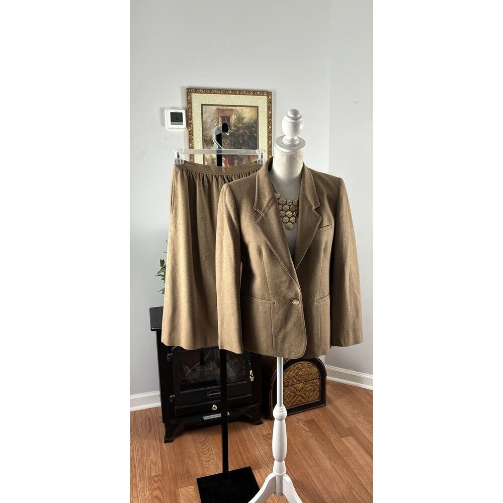 Evan Picone Light Brown Skirt Suit Women's Size 10 Long Sleeve Faux Pocket Lined